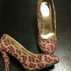 Low heel cheetah print pumps